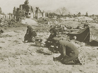 Беженцы ищут соль в развалинах магазина колониальных товаров. 1915 год