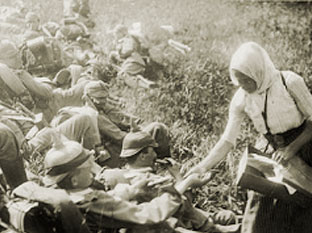 Женщина-фермер кормит немецких солдат. Восточная Пруссия. 1914 год.