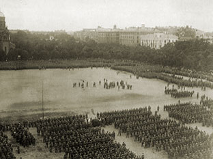 Марш в Риге в честь победы немецкой армии. 1917 год.