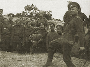 Офицеры и солдаты на фронте празднуют Пасху