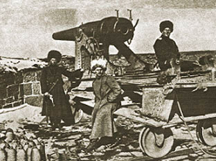 Русские солдаты на привале около боевого орудия после взятия крепости Эрзурум