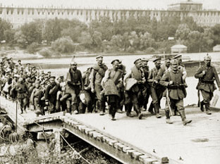 Русские военнопленные пересекают мост в Новогеоргиевске