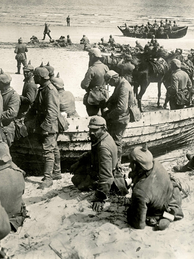 Немецкие солдаты на пути к Либаве, Восточный фронт, отдых в дюнах России в 1915 году.